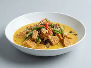 Tempeh în curry gulai (iute) – Tempeh lodeh