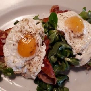 Ouă ochiuri cu prosciutto