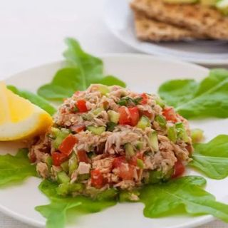 Avocado farcito con insalata di tonno