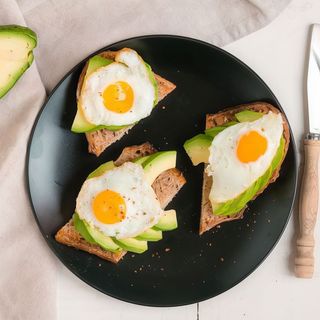 Ouă ochiuri cu avocado