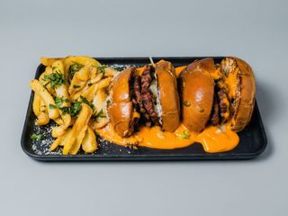 Platou burger Lyst cu sos cheddar