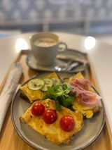 Omleta din 2 oua, servita cu paine toast, roșii cherry