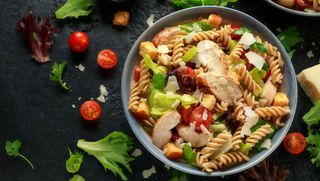 Salata cu pui crispy si paste