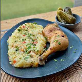 Pulpe de pui cu pilaf de legume