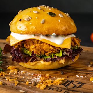 Pui, dar Crispy cu cartofi pai și sos