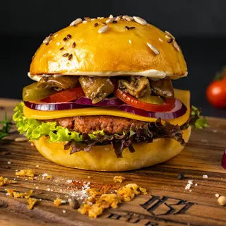 Vegan cu gust cu cartofi pai și sos