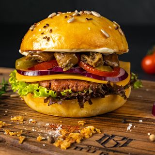 Vegan cu gust cu cartofi pai și sos