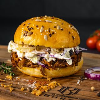 Vestitul Pulled Pork cu cartofi pai și sos