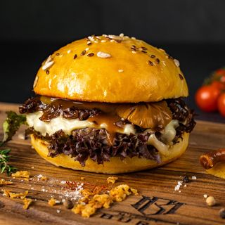 Struț cu Principii cu cartofi pai și sos