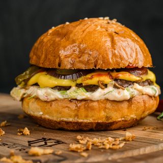 Iutele Burg cu cartofi pai și sos