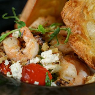 Salată cu creveţi uşor picanţi şi brânză feta 380g