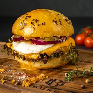 Clasic Burg cu cartofi pai și sos