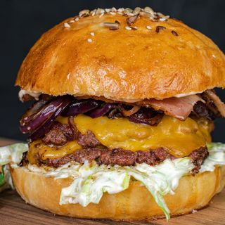 Double Smashed cu cartofi pai și sos