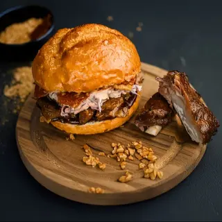 Ribbs Burger cu cartofi pai și sos
