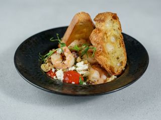 Salată cu creveţi uşor picanţi şi brânză feta 380g