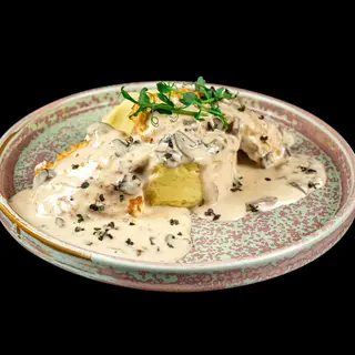 Pui cu crustă de parmezan, piure de cartofi și sos de ciuperci 150/200/70g