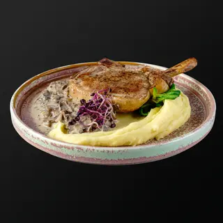Tomahawk de porc cu piure de cartofi și sos de ciuperci 200-350/150/60g