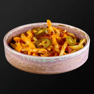 Cartofi pai cu sos cheddar, crispy bacon și jalapeno murat 220g