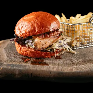 Burger Caracatiţă cu cartofi pai și sos