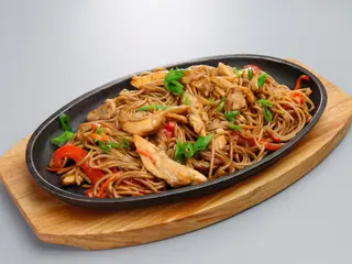 Yaki Soba cu carne de pui