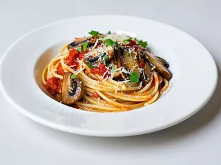 Spaghete cu sos rosu si ciuperci