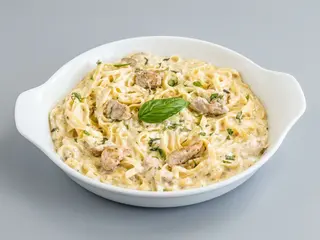Tagliatelle cu pui, sos alb si parmezan