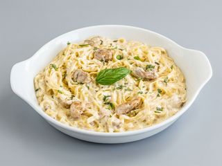Tagliatelle cu pui, sos alb si parmezan