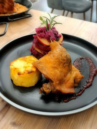 Pulpă de rață la cuptor cu varză roșie călită și cartofi gratinați cu sos de portocale și miere