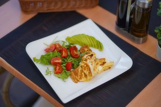 Omleta pufoasa cu crema de branza si avocado