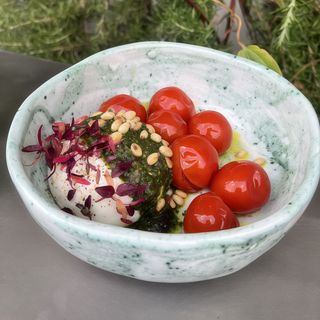 Burrata, pomodorini e pesto genovese