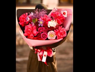 Buchet de Flori pentru Zi de Naștere cu Astilbe și Trandafiri Roz