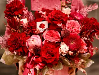 Aranjament Floral in Cutie in Forma de Inima cu Trandafiri Mari Rosii