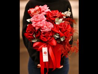 Aranjament Floral in Cutie cu Trandafiri Rosii si Roz, Pentru Iubita