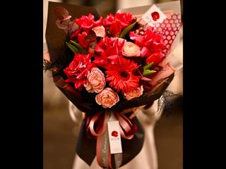 Buchet cu flori rosii, seducator, pentru o iubita “obraznica”
