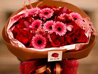 Buchet de Flori cu Gerbera si Trandafiri Rosii Pentru Iubita