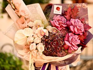 Buchet de Flori Elegant Personalizat in Doua Culori, Alb/Lila