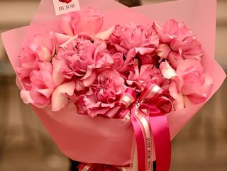 Buchet cu 11 trandafiri roz în nuanțe de roz