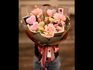 Buchet de Flori Roz cu Trandafiri, Lalele, Minirosa și Inimioare