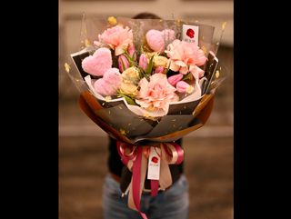 Buchet de Flori Roz cu Trandafiri, Lalele, Minirosa și Inimioare