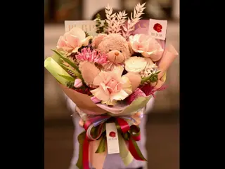 Buchet de flori, imbratisari calde si ursulet de plus