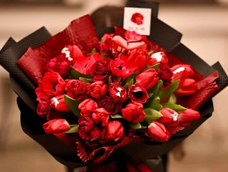 Buchet lalele rosii, Anemone si Garoafe in Ambalaj Negru