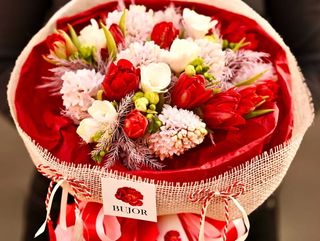 Buchet Mărțișor Parfumat cu Frezii, Zambile şi Lalele Roşii