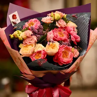 Buchet de flori cu bujori, trandafiri, liliac clematis si eustoma