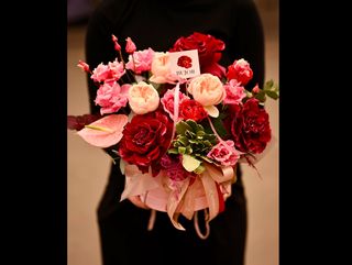 Aranjament floral cu trandafiri rosii si roz in cutie cu burete