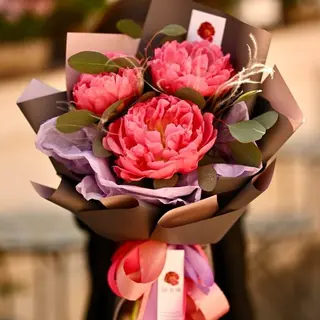 Buchet cu 3 bujori coral charm si eucalipt pentru un suflet dulce