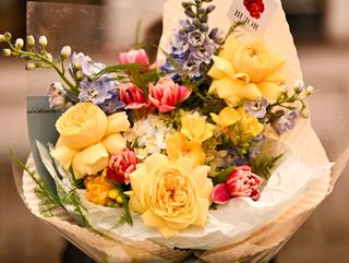 Buchet cu Flori de Primăvară Culori Vii și Îmbrățișări Strânse