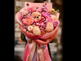 Buchet de flori mare, in nuante de roz cu ursulet de plus jucaus