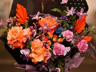 Buchet de Flori cu Ambalaj Negru, Asimetric și Accente Vibrante