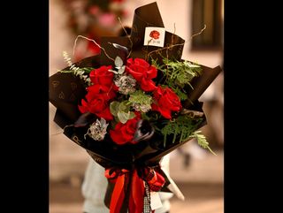 Buchet de flori negru cu trandafiri rosii mari si cale negre si garoafe