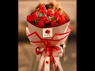 Buchet simplu cu 15 lalele rosii, pentru a-ti exprima dragostea